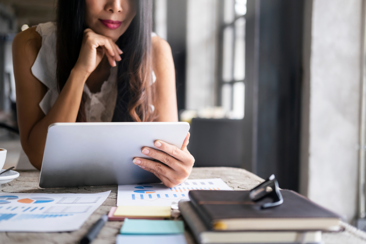 Frau prüft ihre Finanzen