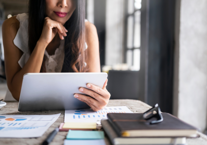 Frau prüft ihre Finanzen