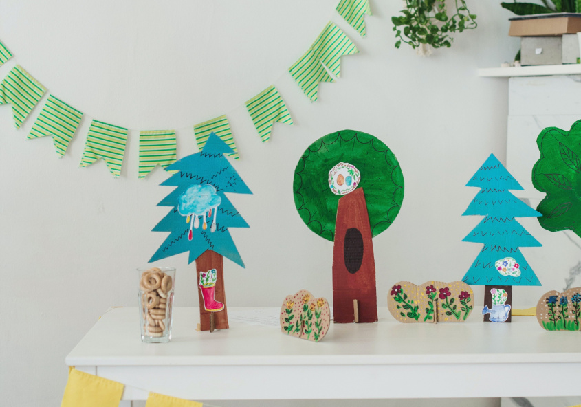 Geburtstagsparty Kinder geschmückter Tisch